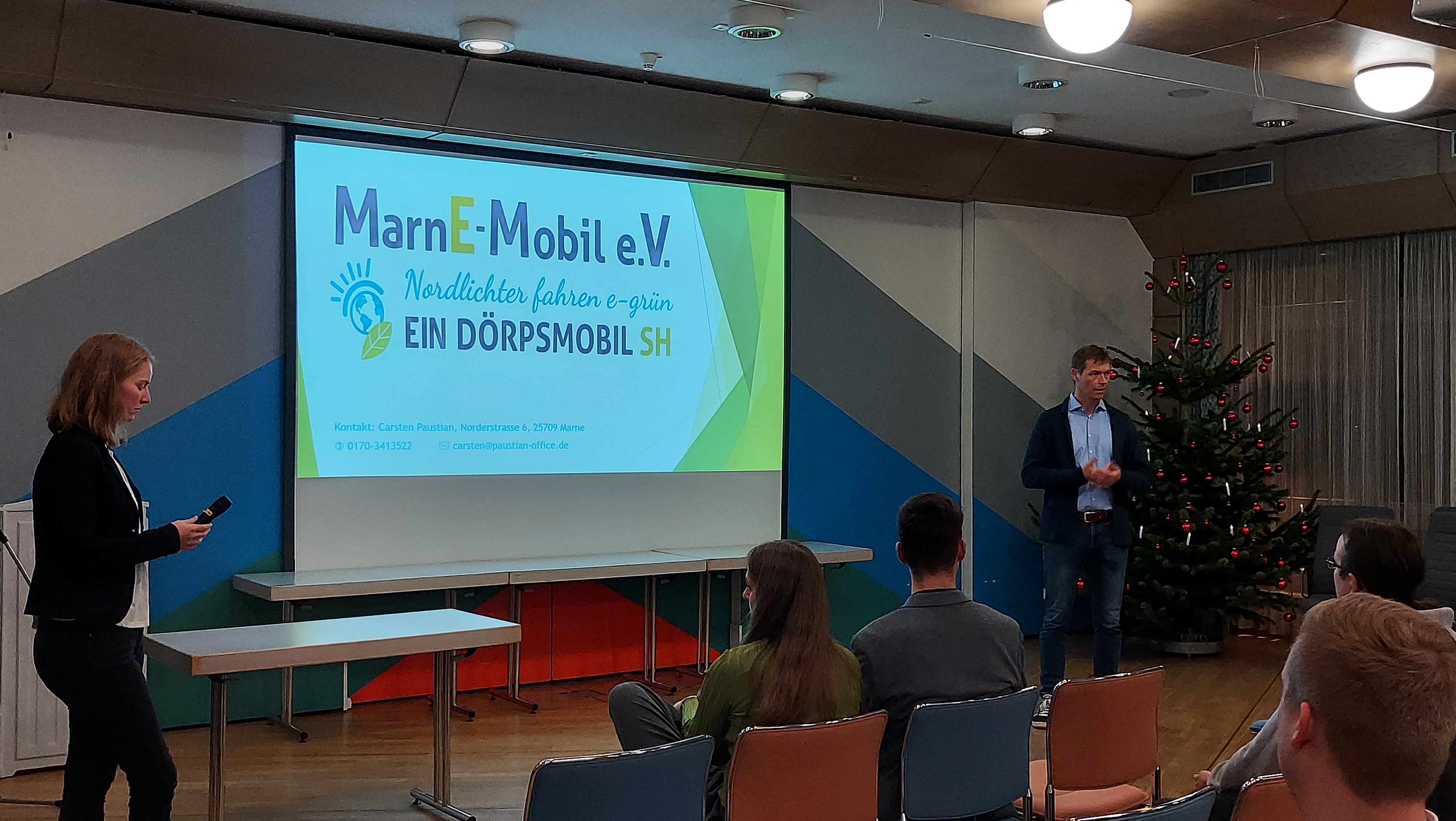 Frank Raguse (rechts) stellt das Marner Car-Sharing-Angebot „MarnE-Mobil“ vor.